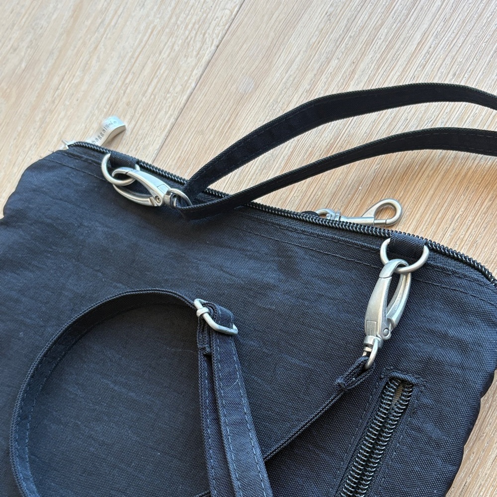 🦄 Baggallini Black Adjustable Bag with matching pouch - Picture 9 of 11